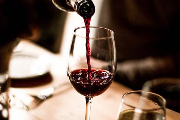 Rượu vang đỏ rót ra trước khi uống bao lâu là ngon nhất?